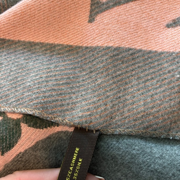 Adorable Louis Vuitton Cashmere Oversized Scarf (Grey Pink and Orange) - Picture 2 of 5
